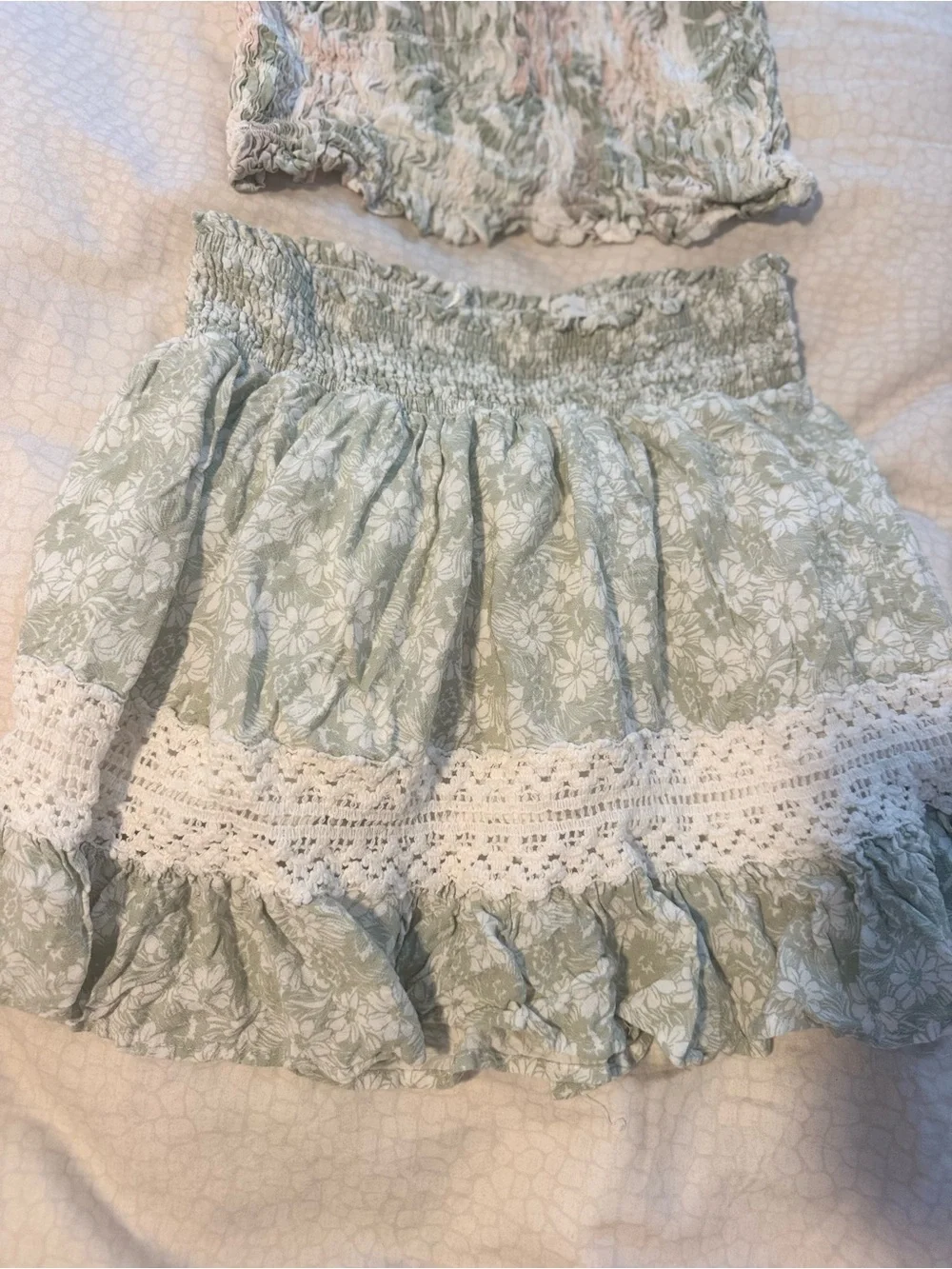 Dreamy 2 piece set Ocean Drive Sage Floral Smocked Crop Top & Mini Skirt Set M 🤍